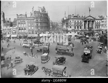 Piccadilly Circus, City of Westminster, Greater London Authority, 1911. Ein erhöhter Blick über den Piccadilly Circus zum London Pavilion mit Motorwagen, Omnibussen und Pferdekutschen im Vordergrund. Stockfoto