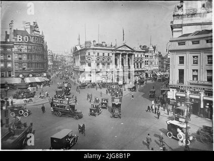 Piccadilly Circus, City of Westminster, Greater London Authority, 1911. Ein erhöhter Blick über den Piccadilly Circus zum London Pavilion mit Motorwagen, Omnibussen und Pferdekutschen im Vordergrund. Stockfoto