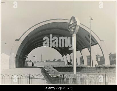 Busbahnhof Newbury Park, Eastern Avenue, Newbury Park, Redbridge, Greater London Authority, 1952. Blick von der Eastern Avenue des Busbahnhofs Newbury Park. Der Busbahnhof Newbury Park wurde 1937 vom Architekten Oliver Hill entworfen, obwohl er erst nach dem Zweiten Weltkrieg gebaut wurde. 1951 wurde es mit dem Festival of Britain Award ausgezeichnet. Stockfoto