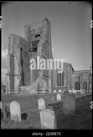 St. Nicholkskirche, North Walsham, North Norfolk, Norfolk, 1947. Außenansicht von Südwesten mit dem ruinierten Turm vor der Eroberung am westlichen Ende der St. Nicholkirche. Stockfoto