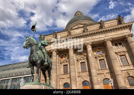 Reiterdenkmal des Herzogs Otto von Wittelsbach und der Bayerischen Staatskanzlei. München, Bayern, Deutschland. Stockfoto