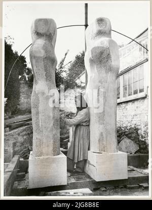 Trewyn Studio, Barnoon Hill, St Ives, Cornwall, 25-10-1950. Barbara Hepworth in ihrem Atelier in St. Ives, wo sie an der Skulptur 'kontrapunktische Formen' für die South Bank Exhibition, Festival of Britain, arbeitete. Die Originalunterschrift lautet: "Barbara Hepworth arbeitet an ihrer Skulptur für die Festival of Britain Exhibition 1951, South Bank, London, in ihrem Atelier in St. Ives, Cornwall." Die Steinskulptur war "The Spirit of Discovery" und wog 9 Tonnen. Es wurde vom Arts Council in Auftrag gegeben und auf einem Podest vor dem Dome of Discovery auf der South Bank Exhibition ausgestellt. Stockfoto