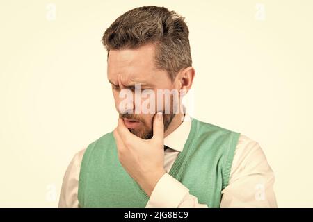 Gestresster Kerl mit Schnurrbart mit Zahnschmerzen. Grizzled Mann berühren Kiefer. Stockfoto