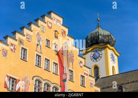 Österreich, Tirol, Kufstein, Altstadt, Rathaus und St. Veits Kirche Stockfoto