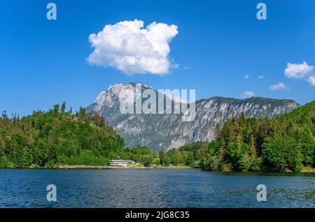 Österreich, Tirol, Kufstein, Hechtsee mit Seearena gegen das Kaisergebirge Stockfoto