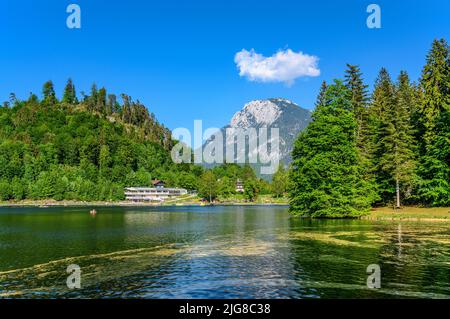 Österreich, Tirol, Kufstein, Hechtsee mit Seearena gegen das Kaisergebirge Stockfoto