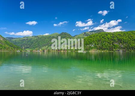 Österreich, Tirol, Kaiserwinkel, Walchsee, Walchsee mit Dorfblick Stockfoto