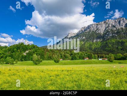 Österreich, Tirol, Unterinntal, Ebbs, Kirche St. Nikolaus gegen Zahmen Kaiser Stockfoto