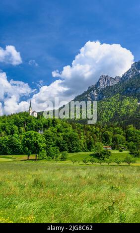 Österreich, Tirol, Unterinntal, Ebbs, Kirche St. Nikolaus gegen Zahmen Kaiser Stockfoto