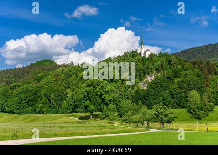 Österreich, Tirol, Unterinntal, Ebbs, Frühlingslandschaft mit Kirche St. Nikolaus Stockfoto