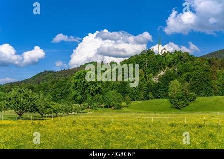 Österreich, Tirol, Unterinntal, Ebbs, Frühlingslandschaft mit Kirche St. Nikolaus Stockfoto