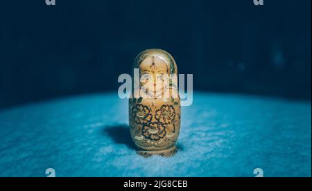 Nahaufnahme einer Matroschka-Puppe im Schnee Stockfoto