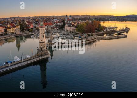 Lindau Hafen mit Leuchtturm bei Sonnenaufgang, Bodensee, Bayern, Deutschland Stockfoto