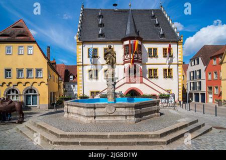 Die historische Altstadt von Volkach am Main in Unterfranken mit Rathaus und Brunnen auf dem Marktplatz Stockfoto