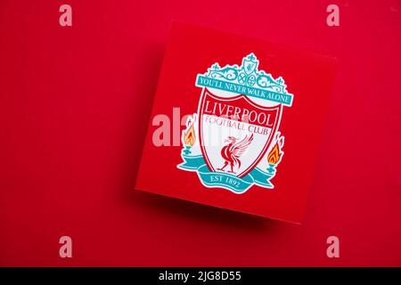 LONDON, Großbritannien - Juli 2022: Wappen des Fußballvereins Liverpool. Liverpool ist ein Team der Premier League Stockfoto