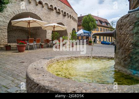 Die historische Altstadt von Dettelbach am Main in Unterfranken mit malerischen Gebäuden innerhalb der Stadtmauer Stockfoto