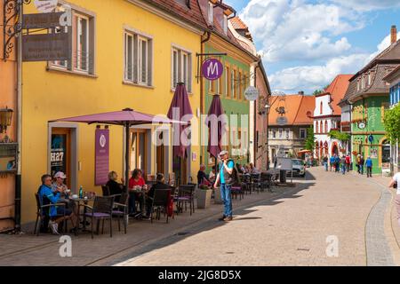 Die historische Altstadt von Volkach am Main in Unterfranken mit malerischen Gebäuden innerhalb der Stadtmauer Stockfoto