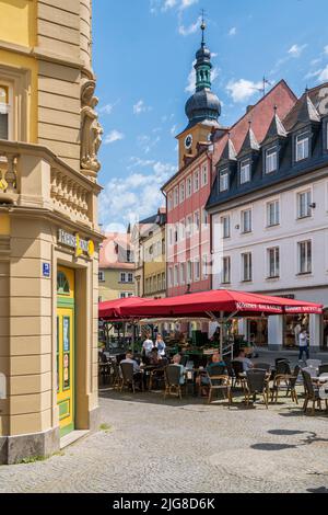 Die historische Altstadt von Kitzingen am Main in Unterfranken mit malerischen Gebäuden innerhalb der Stadtmauer Stockfoto