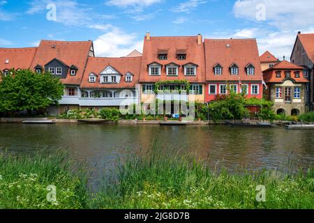 Die historische Altstadt von Bamberg an der Regnitz in Unterfranken mit malerischen Gebäuden im Stadtteil - Klein-Venedig Stockfoto