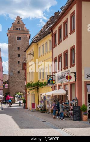 Die historische Altstadt von Volkach am Main in Unterfranken mit malerischen Gebäuden innerhalb der Stadtmauer Stockfoto