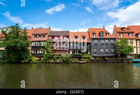 Die historische Altstadt von Bamberg an der Regnitz in Unterfranken mit malerischen Gebäuden im Stadtteil - Klein-Venedig Stockfoto