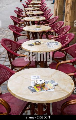 Leere Bistrotische in einem Café in Bamberg Stockfoto