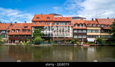 Die historische Altstadt von Bamberg an der Regnitz in Unterfranken mit malerischen Gebäuden im Stadtteil - Klein-Venedig Stockfoto