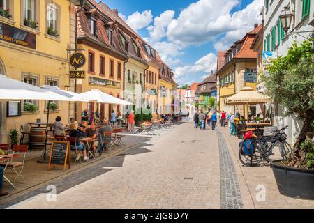 Die historische Altstadt von Volkach am Main in Unterfranken mit malerischen Gebäuden innerhalb der Stadtmauer Stockfoto