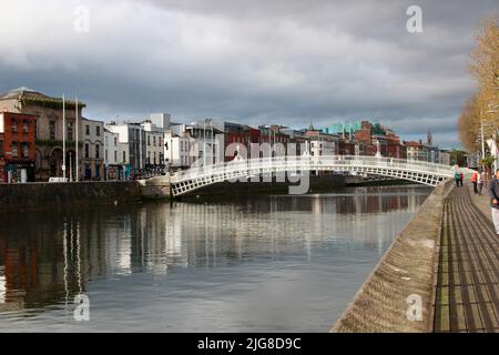 Ha' Penny Bridge, Hapenny Bridge, Dublin, Leinster Province, Irland, Gewitteratmosphäre, Fluss Liffey Stockfoto