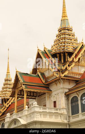 Die vertikale Ansicht des Chakri Maha Prasat Thronsaalgebäudes in Bangkok Stockfoto