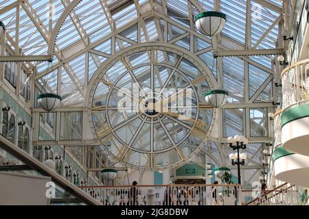 Irland, Dublin, Stephen's Green Shopping Centre, großes, überdachtes Einkaufszentrum an der Spitze der Grafton Street, Glas- und Eisenarchitektur, riesige Uhr, Uhr Stockfoto