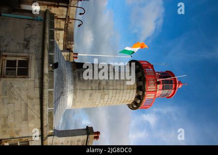 Blick auf Leuchtturm, Dock, Pier, Flagge, Dun Laoghaire, County Dublin, Irland Stockfoto