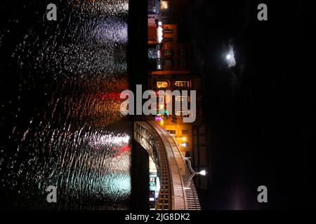 Irland, Dublin, Hapenny Bridge, River Liffey, Nacht, Dämmerung, Vollmond Stockfoto