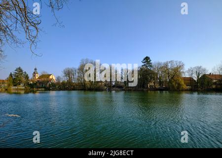 Schloss und St. Martins Kirche in Wetzhausen, Stadtlauringen Markt, Bezirk Schweinfurt, Naturpark Hassberge, Unterfranken, Franken, Bayern, Deutschland Stockfoto