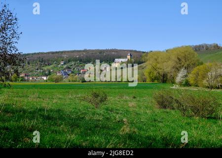 Das Maintal mit Blick auf Schloss Mainberg in Mainberg, Kreis Schweinfurt und seine umliegenden Dörfer, Unterfranken, Franken, Bayern, Deutschland Stockfoto