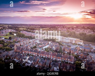 Eine Vogelperspektive auf viktorianische Reihenhäuser bei rosa Sonnenuntergang in Großbritannien Stockfoto