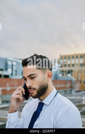 Ein Tag für schlechte Nachrichten. Aufnahme eines deprimierten Geschäftsmannes, der mit seinem Smartphone einen Anruf tätigen konnte. Stockfoto