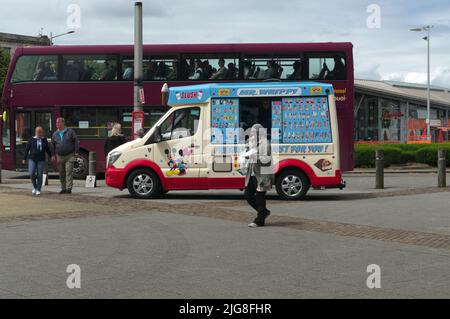 Die junge Asiatin genießt während des Food Festivals, Juli 2022, ein Eis, Mr. Whippy Eiswagen in der Cardiff Bay. Sommer. Stockfoto