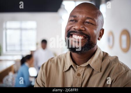 Träumen von einer strahlenden Zukunft. Aufnahme eines reifen Geschäftsmannes, der in einem modernen Büro nachdenklich aussieht. Stockfoto