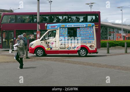 Die junge Asiatin genießt während des Food Festivals, Juli 2022, ein Eis, Mr. Whippy Eiswagen in der Cardiff Bay. Sommer. Stockfoto