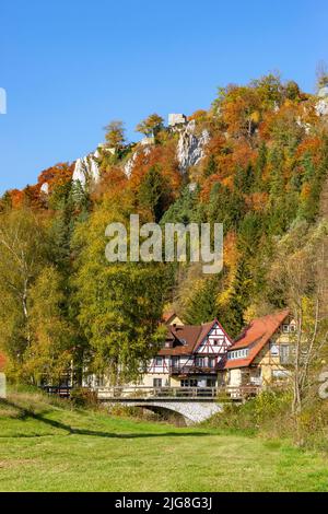 Die Ruine der Burg Hohengundelfingen in der Nähe des Münsingen-Kreises Gundelfingen steht auf einem Felsen über dem Lautertal auf der Schwäbischen Alb Stockfoto