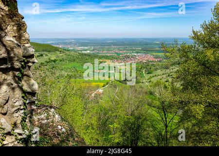Blick von der Unteren Diepoldsburg, besser bekannt als die Rauber Burgruine, über Bissingen an der Teck in die Alb-Ausläufer. Stockfoto
