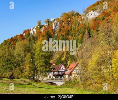 Die Ruine der Burg Hohengundelfingen in der Nähe des Münsingen-Kreises Gundelfingen steht auf einem Felsen über dem Lautertal auf der Schwäbischen Alb Stockfoto