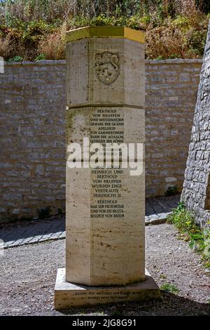 Staufer Stele vor der Burgruine Hohenneuffen Stockfoto