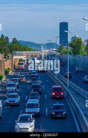 Wien, Stau auf der Autobahn A22 Donauuferautobahn, DC Tower 1 im Jahr 22. Bezirk Donaustadt, Wien, Österreich Stockfoto