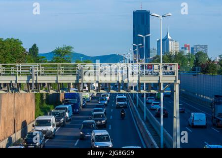 Wien, Stau auf der Autobahn A22 Donauuferautobahn, DC Tower 1 im Jahr 22. Bezirk Donaustadt, Wien, Österreich Stockfoto