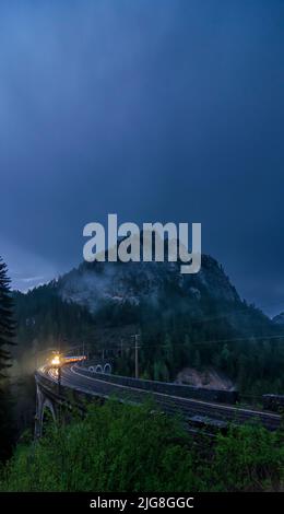 Breitenstein, Semmeringbahn, Viadukt Kalte-Rinne-Viadukt, Regionalzug von ÖBB, Felswand Polleroswand in den Wiener Alpen, Niederösterreich, Österreich Stockfoto