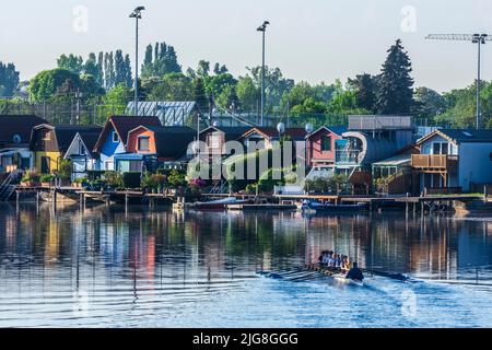 Wien, Ruderboot auf der Alten Donau, Insel kleines Gänsehäufel in 22. Bezirk Donaustadt, Wien, Österreich Stockfoto