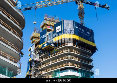 Wien, Baustelle Hochhaus-Wohnhaus, Kran, Projekt 'Donauwohnungen' im Jahr 22. Bezirk Donaustadt, Wien, Österreich Stockfoto