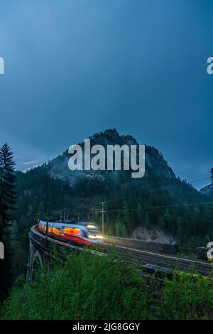 Breitenstein, Semmeringbahn, Viadukt Kalte-Rinne-Viadukt, Regionalzug von ÖBB, Felswand Polleroswand in den Wiener Alpen, Niederösterreich, Österreich Stockfoto